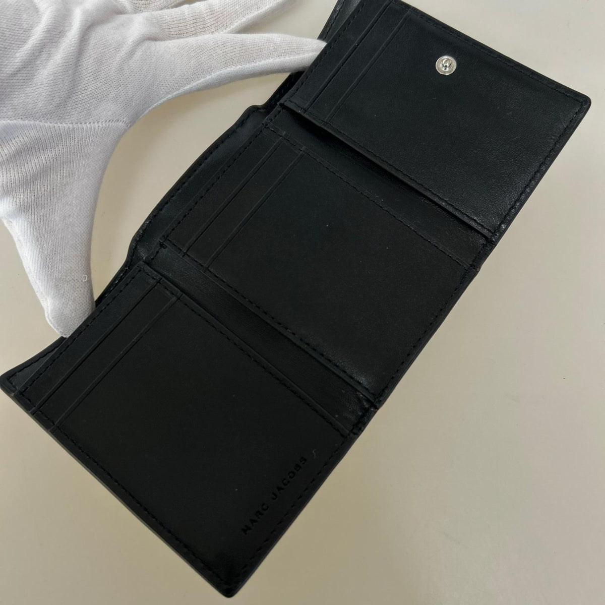 コンパクトウォレット MARC JACOBS Jﾏｰｸ ｺﾝﾊﾟｸﾄｳｫﾚｯﾄ ﾌﾞﾗｯｸ ブラック