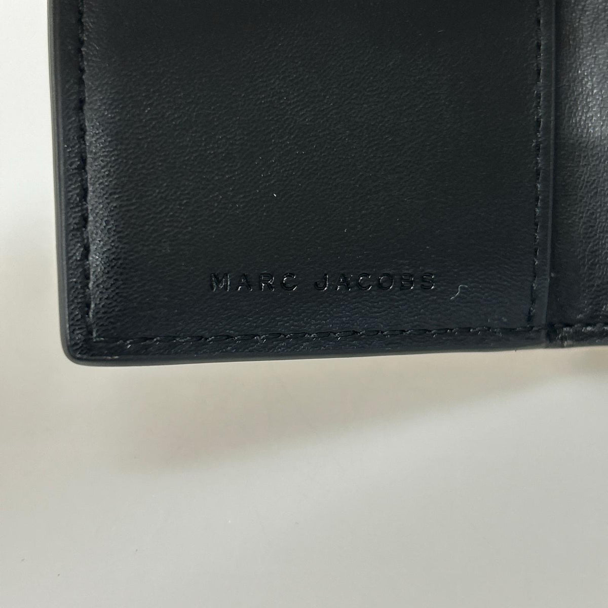 コンパクトウォレット MARC JACOBS Jﾏｰｸ ｺﾝﾊﾟｸﾄｳｫﾚｯﾄ ﾌﾞﾗｯｸ ブラック