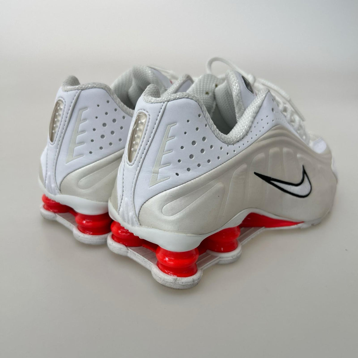 スニーカー Nike Women's Shox R4 24cm (US6 UK5 1/2 EU38) ホワイト