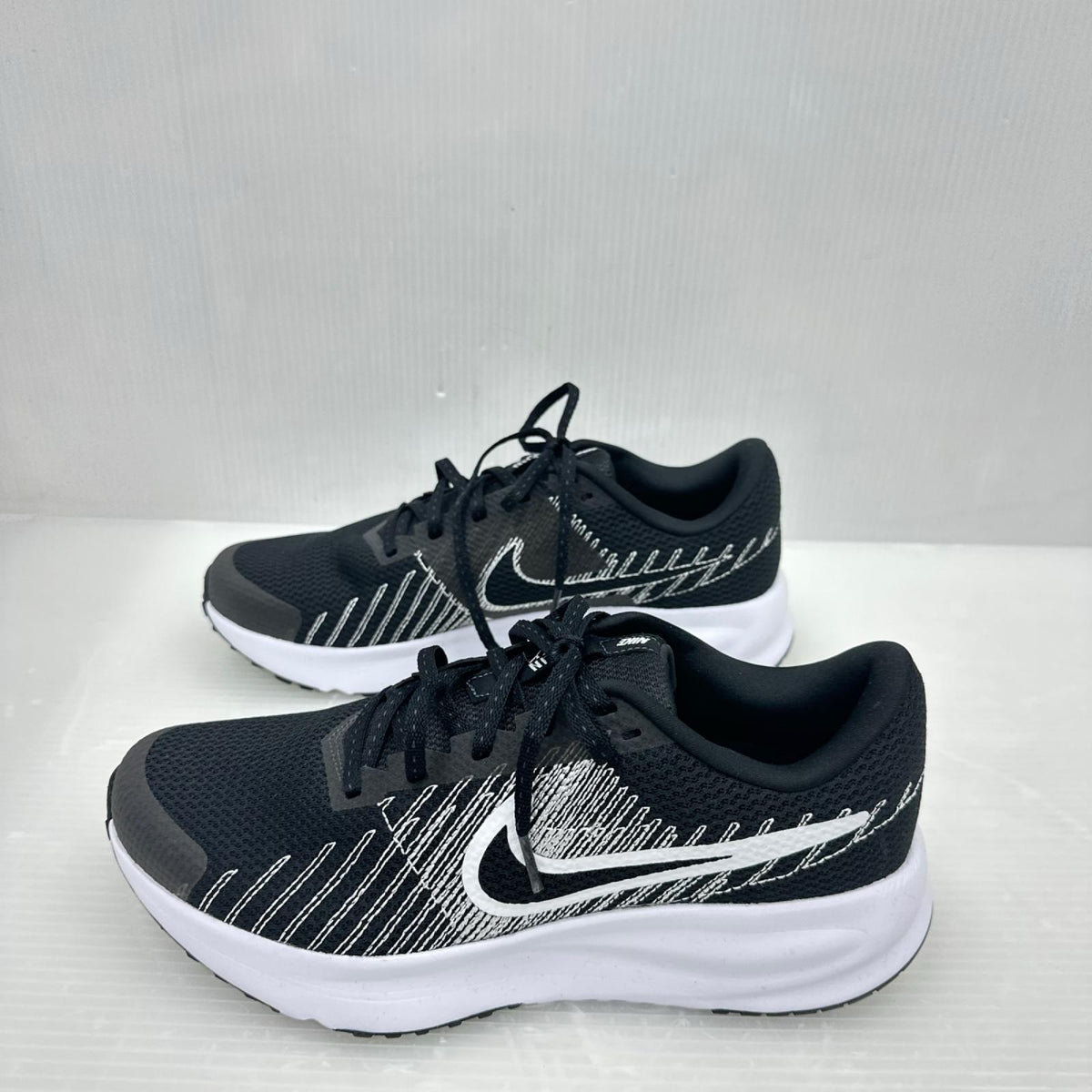 スニーカー RUN DEFY HM9594-004 白黒 26cm 26cm (US8 UK7 1/2 EU42)