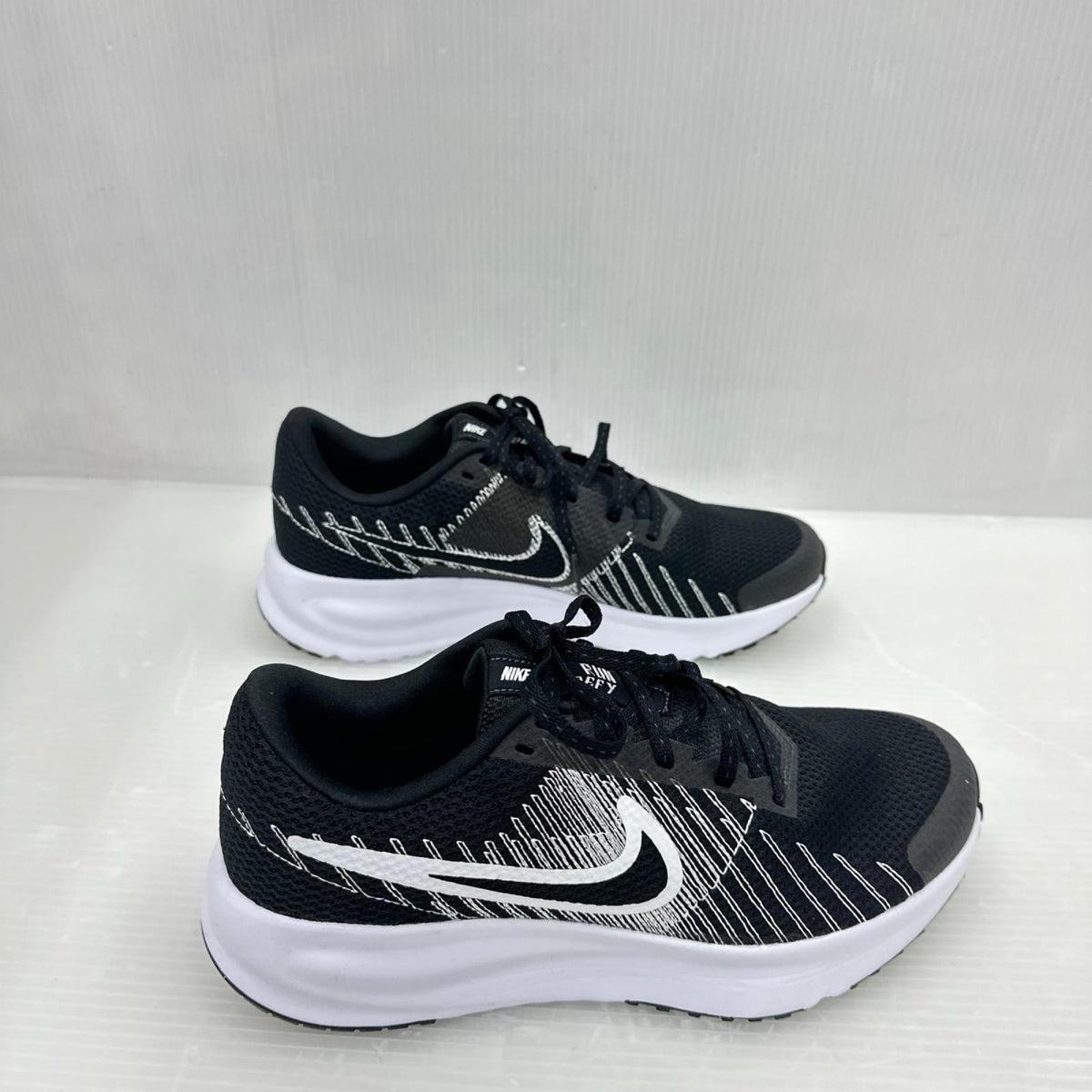 スニーカー RUN DEFY HM9594-004 白黒 26cm 26cm (US8 UK7 1/2 EU42)
