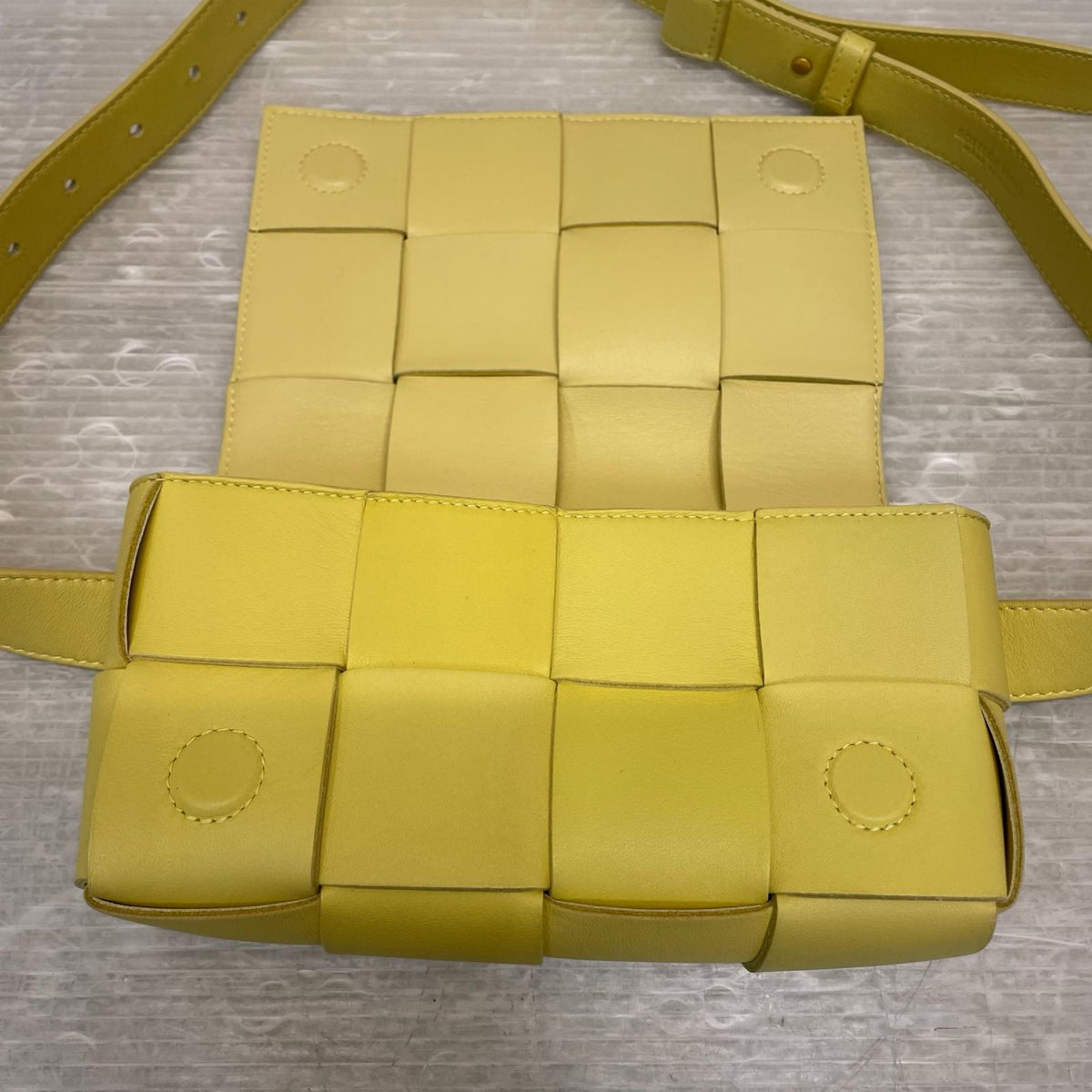 BOTTEGA VENETA マキシイントレチャート　カセットベルトバッグ
