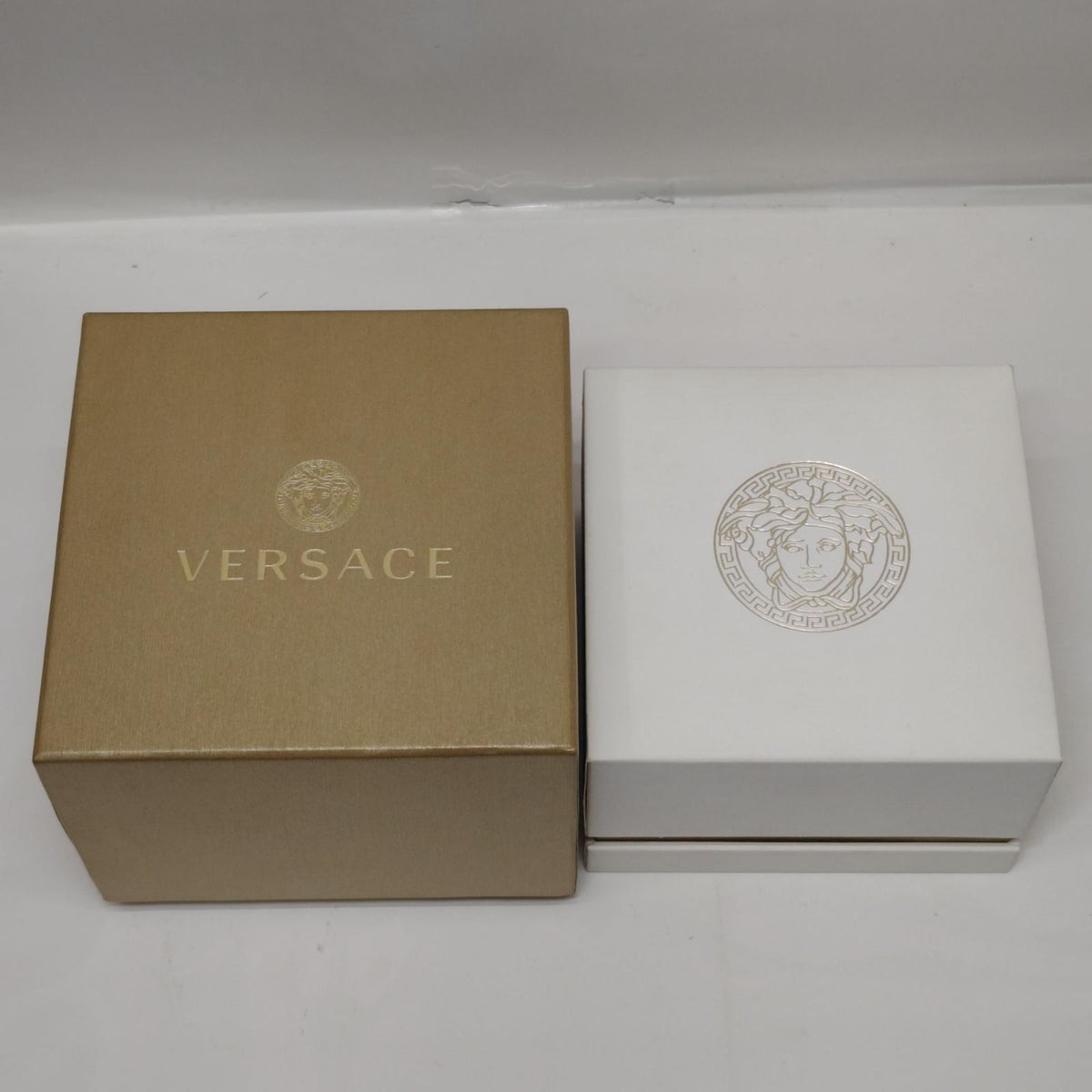 ｳﾞｪﾙｻｰﾁｪ/ｱｲｵﾝ ｸﾛﾉｸﾞﾗﾌ ﾃﾞｲﾄ/VE6CA/電池交換済み メンズQZ VE6CA 　ヴェルサーチェ/VERSACE/ベルサーチ 腕時計