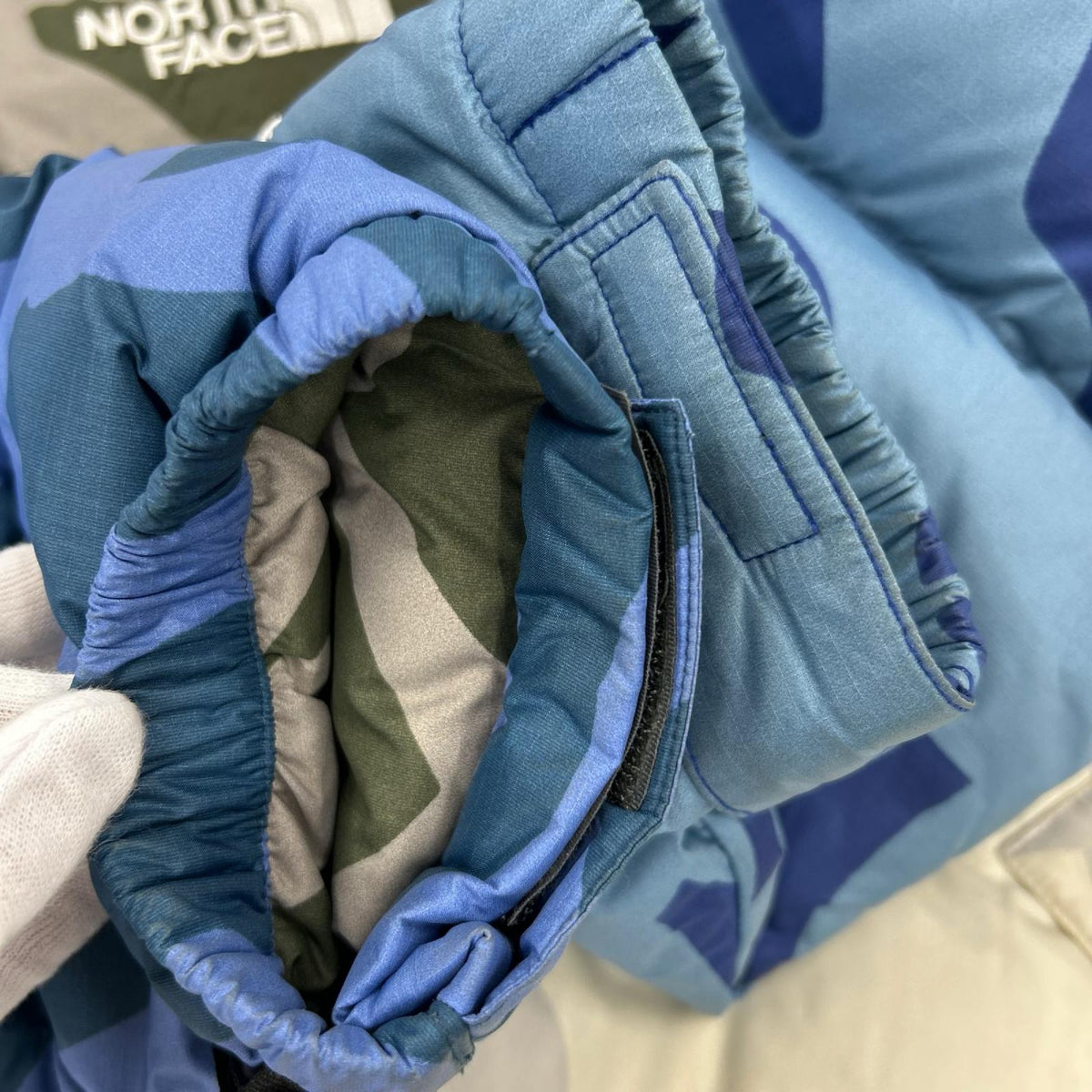 ダウンジャケット ×KAWS 1996 RETRO NUPTSE JACKET XL マルチカラー