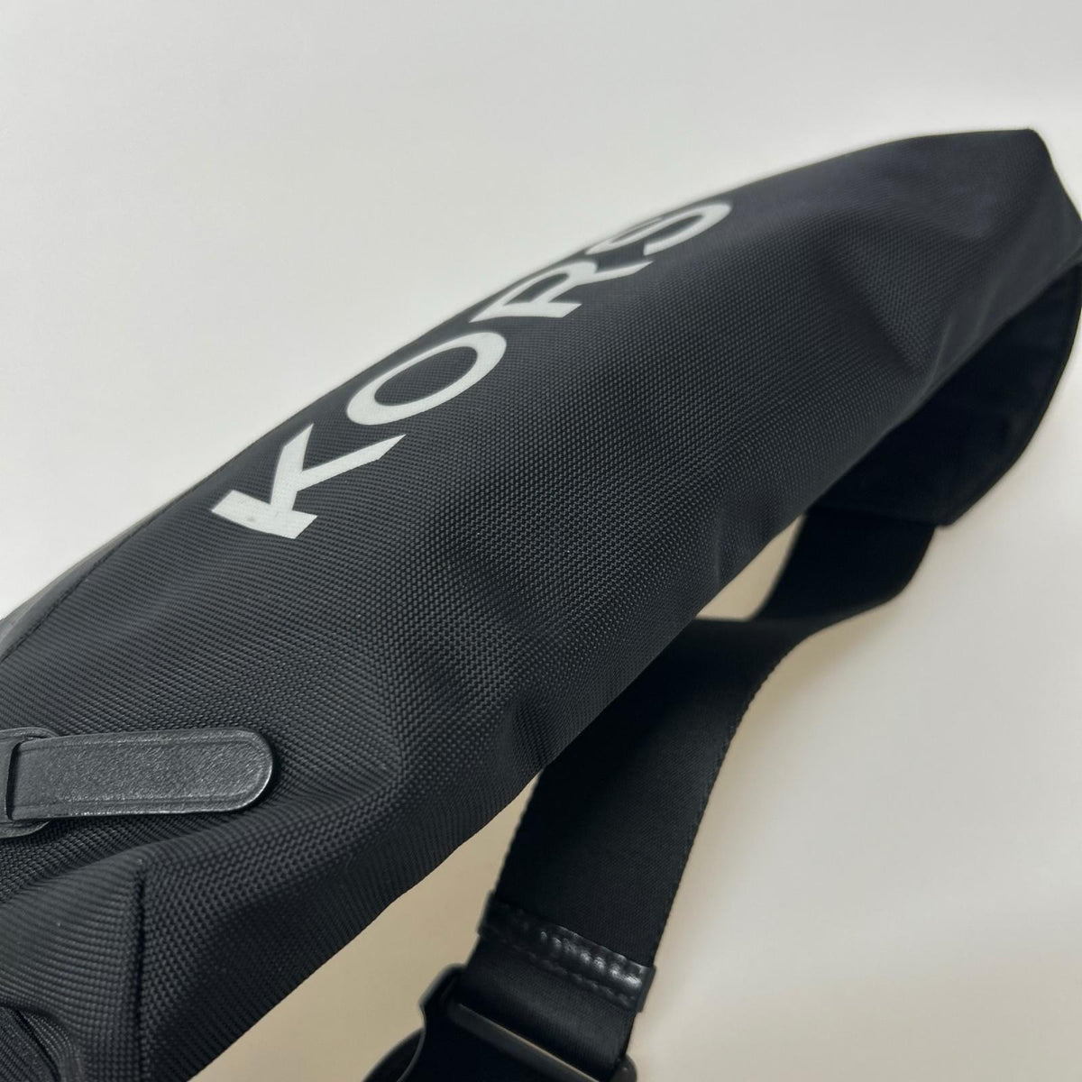 ボディバッグ KORS ﾎﾞﾃﾞｨﾊﾞｯｸﾞ　黒 ブラック