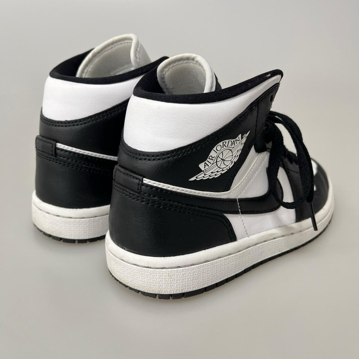 スニーカー AIR JORDAN 1 MID 白黒 (22.5)