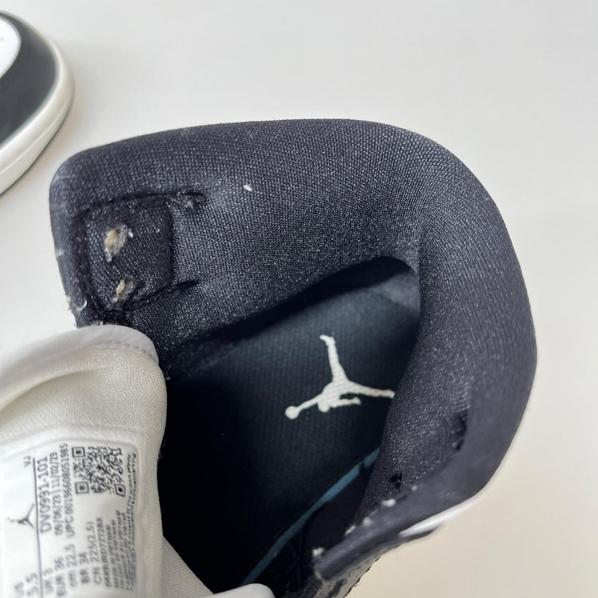 スニーカー AIR JORDAN 1 MID 白黒 (22.5)