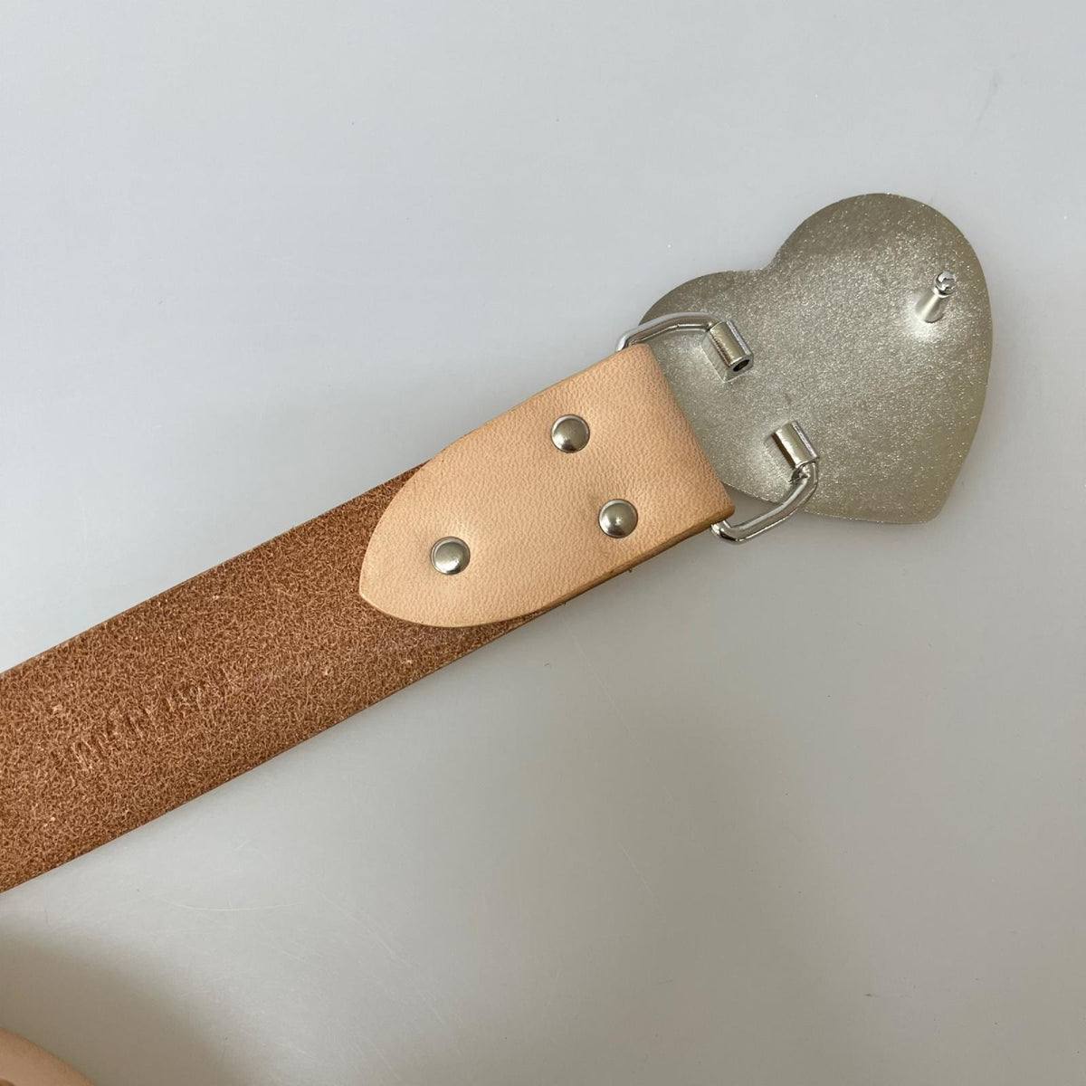 その他アクセサリー HEART LEATHER BELT（L） ベージュ