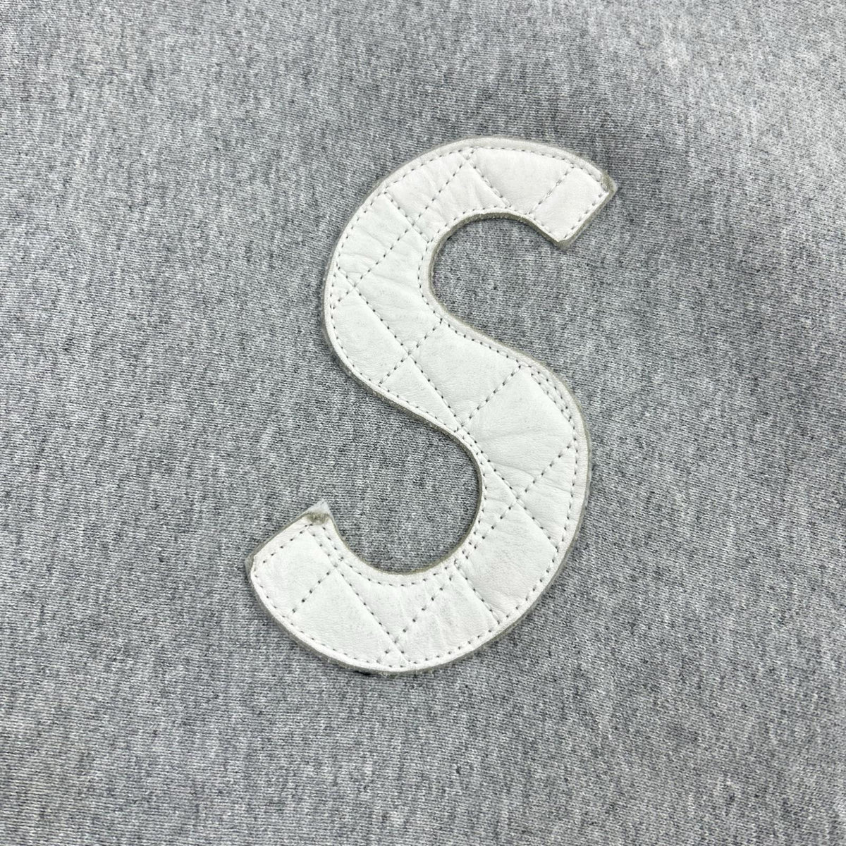 パーカー S logo quilted hooded L グレー