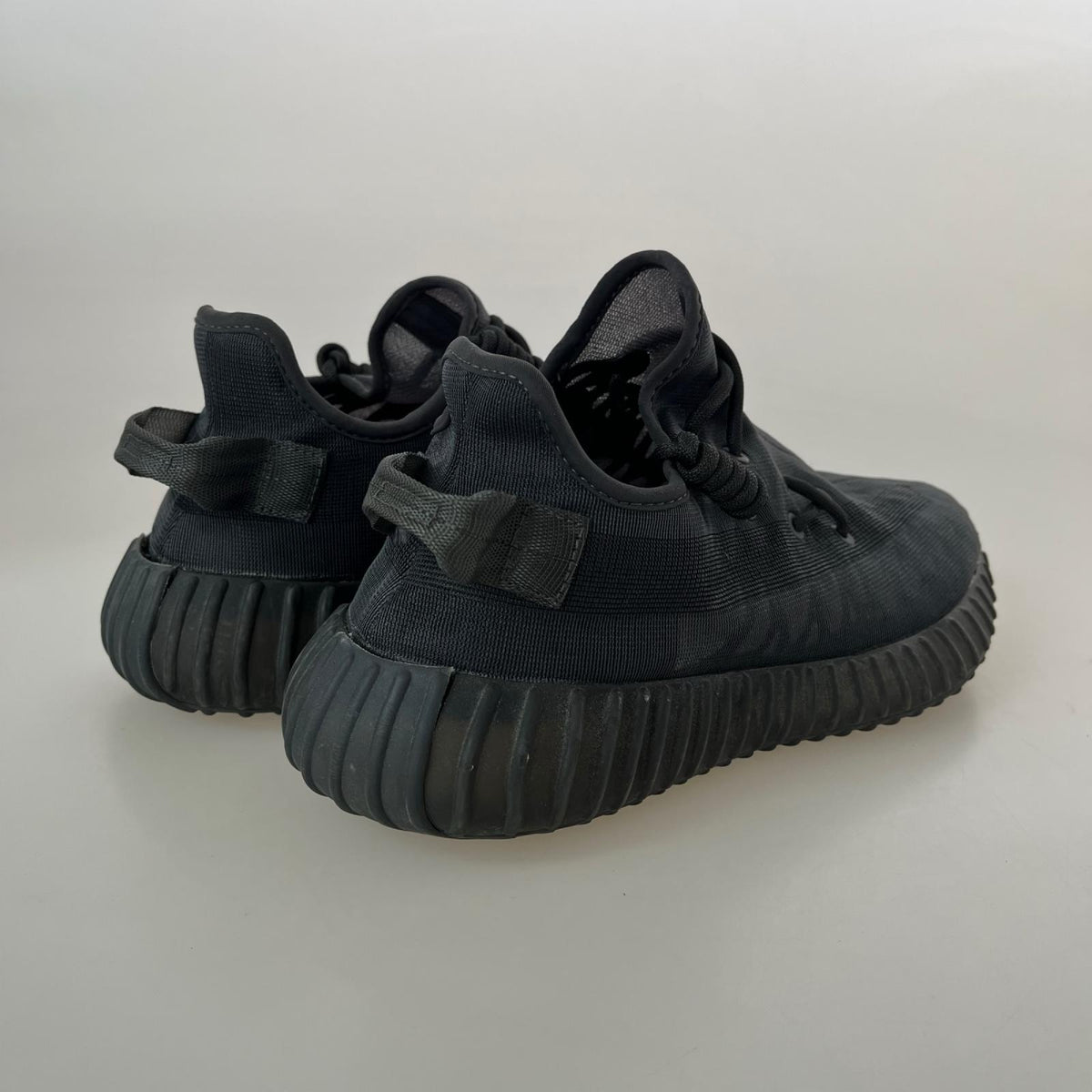 シューズ Yeezy Boost 350V2 ﾓﾉｼﾝﾀﾞｰ ブラック