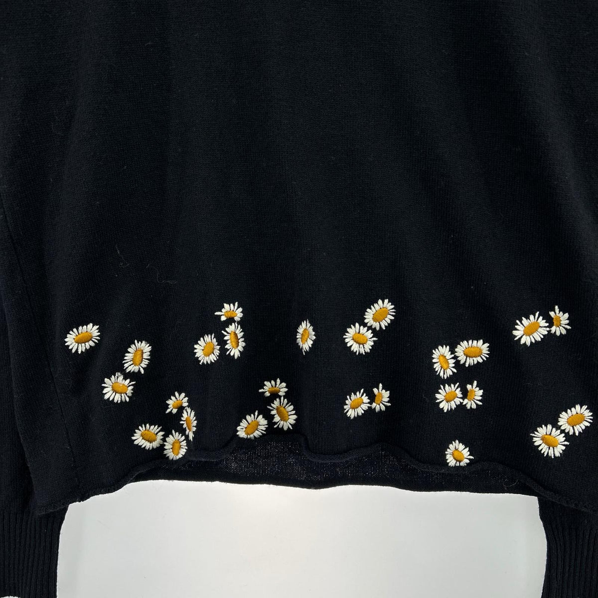 ニット ﾌﾗﾜｰ刺繍 ｳｰﾙﾌﾞﾚﾝﾄﾞﾆｯﾄ 黒 ブラック