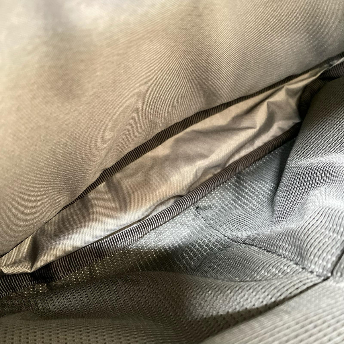 ショルダーバッグ BOT FLAP SLING 8L BLK ブラック