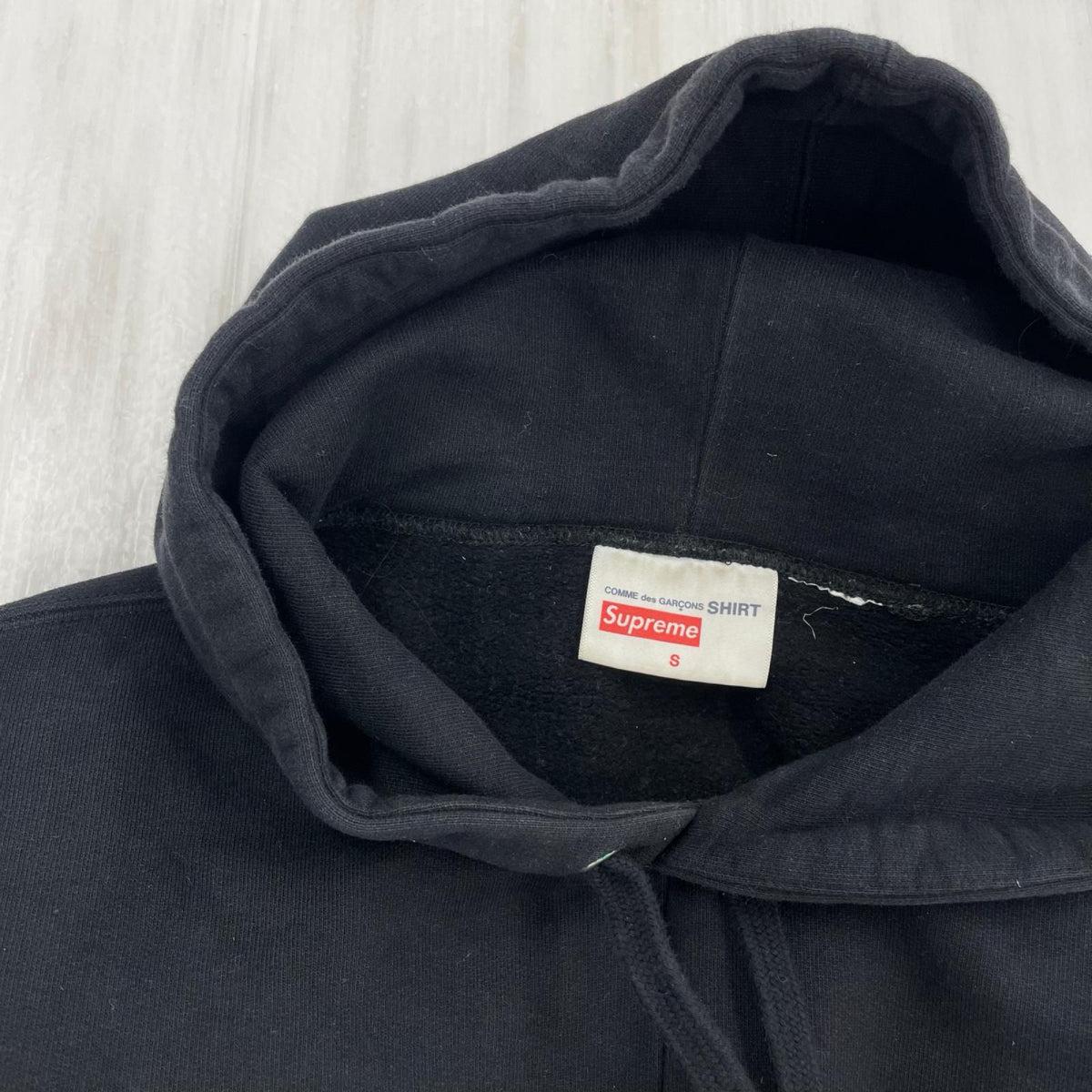 パーカー ×comme des garcons shirts ｽﾌﾟﾘｯﾄﾛｺﾞ S S ブラック