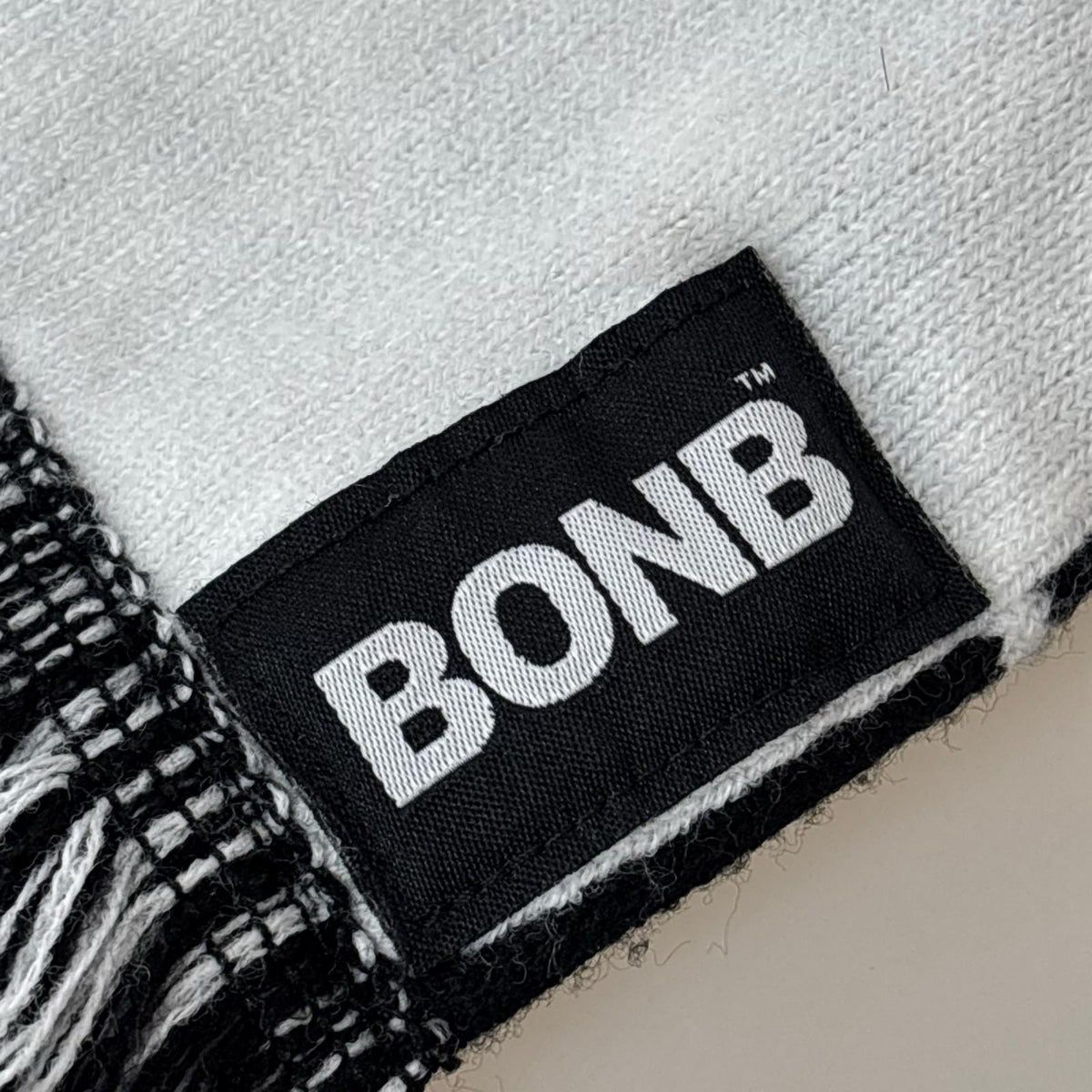 その他アクセサリー BONB ｸﾞﾗﾌｨｯｸ ﾚﾝｶﾞ柄 ﾏﾌﾗｰ 白黒