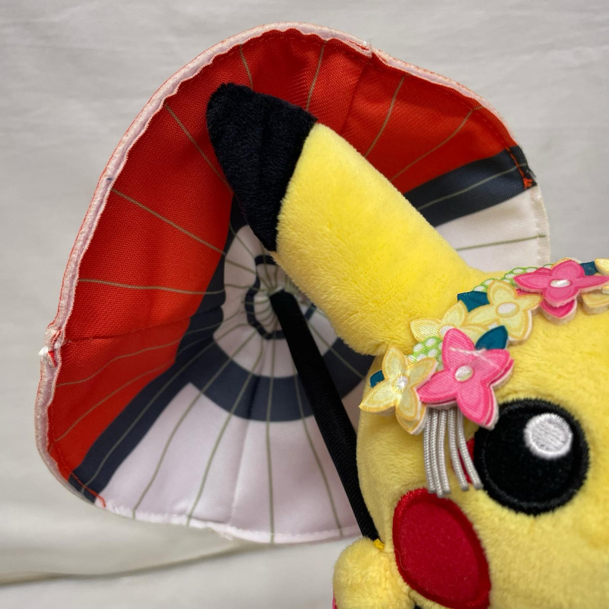 ポケモンセンター 舞妓はんピカチュウ　ぬいぐるみ 和傘・立ち姿Ｖｅｒ． ポケットモンスター ポケモン フィギュア/グッズ