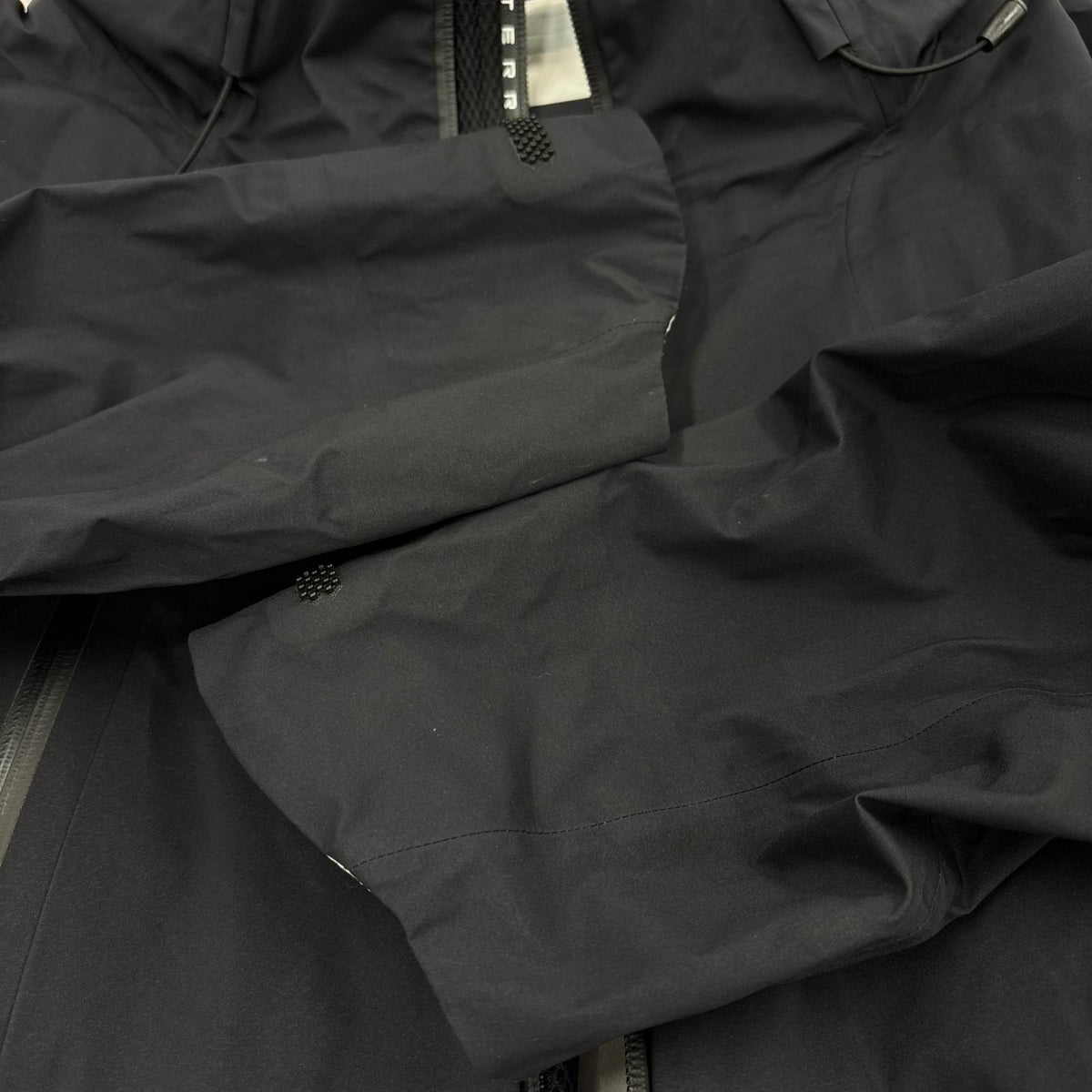 マウンテンパーカー DESCENTE ALLTERRAIN CREAS ｸﾚｱｽ ﾊｰﾄﾞｼｪﾙｼﾞｬｹｯﾄ ブラック