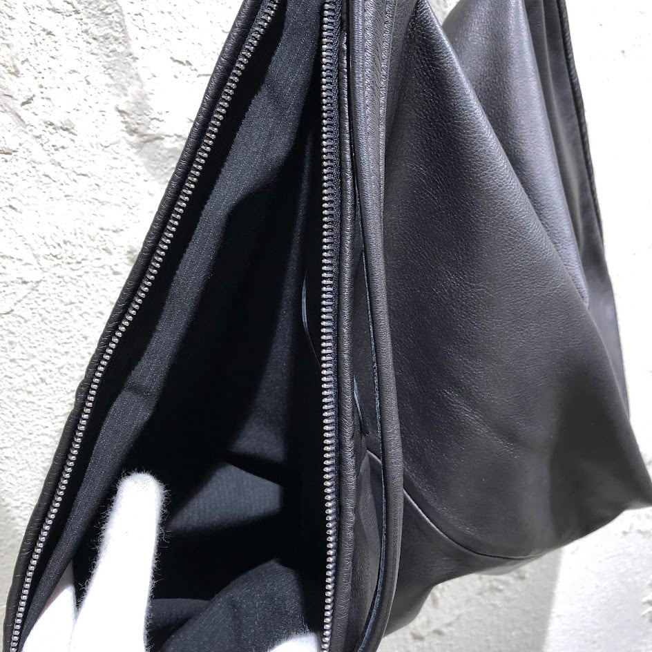 ショルダーバッグ EVA BLUT Twist Shirt Nappa ブラック