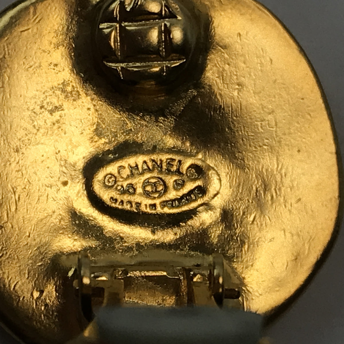 CHANEL イビツサークルココマークイヤリング