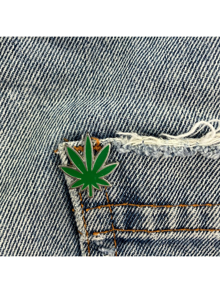 DSQUARED2 パンツ マリファナスタッズ デニムショーツ