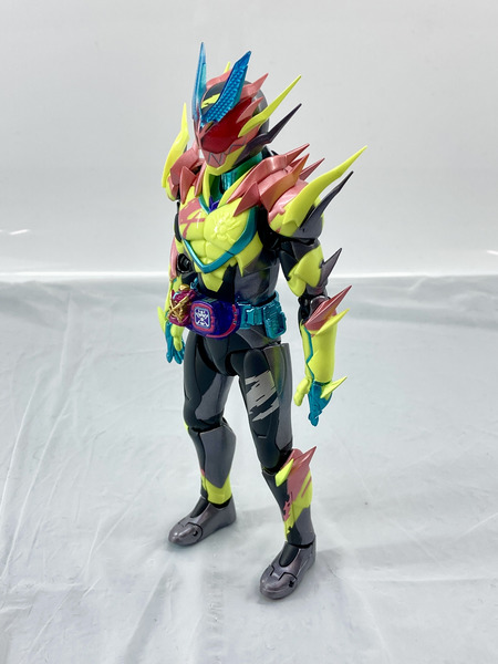 メーカー 仮面ライダーフィギュア S.H.Figuarts 仮面ライダーリバイス[値下]