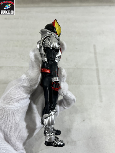S.H.Figuarts(真骨彫製法) 仮面ライダーキバ キバフォ ーム(特典付き)