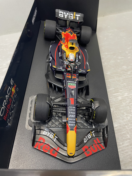 1/18スケールカー PMA レッドブルレーシングRB18 #1 M・フェルスタッペン
