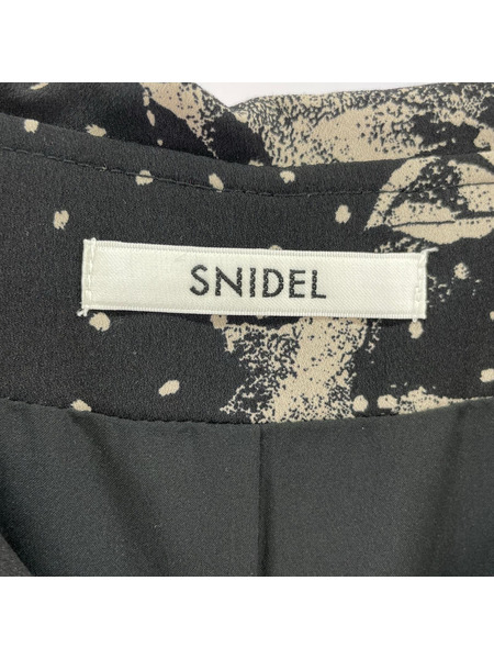 snidel 長袖ワンピース ビッグエンブロイダリーカラープリント 黒