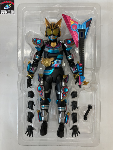 メーカー 仮面ライダーフィギュア S.H.Figuarts 仮面ライダーナーゴ フィーバービートフォーム