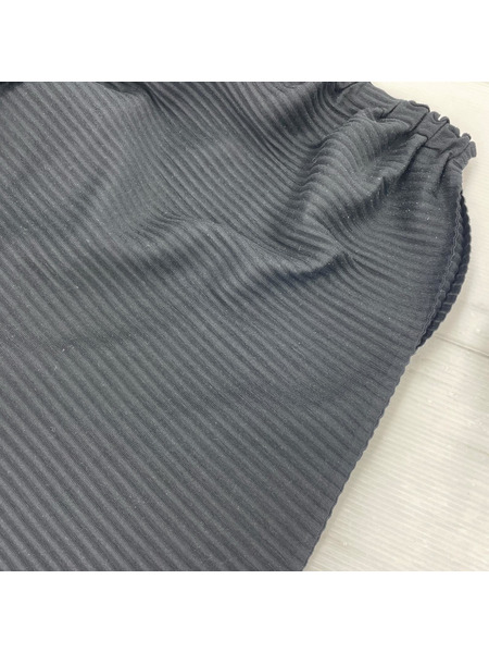 ISSEY MIYAKE me アシンメトリー プリーツサルエルパンツ - 黒 MI31JF254