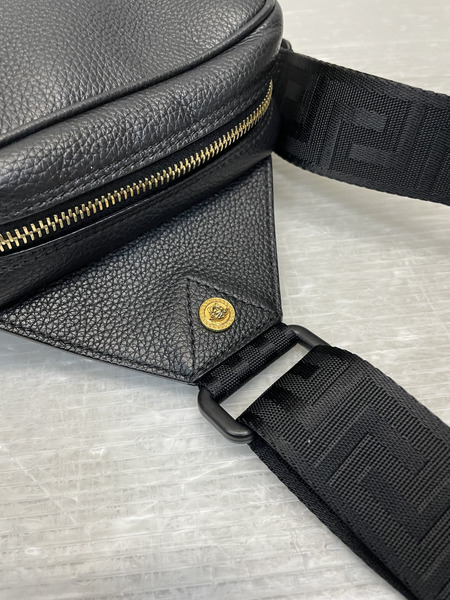 VERSACE メドゥーサ レザースリングバッグ ブラック