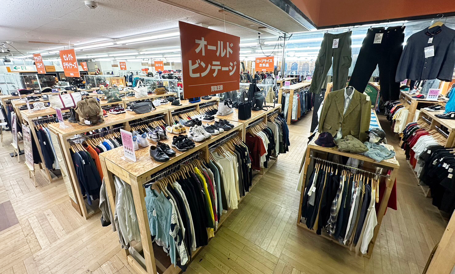メンズファッションのアメリカ古着コーナーが売場を広げております。